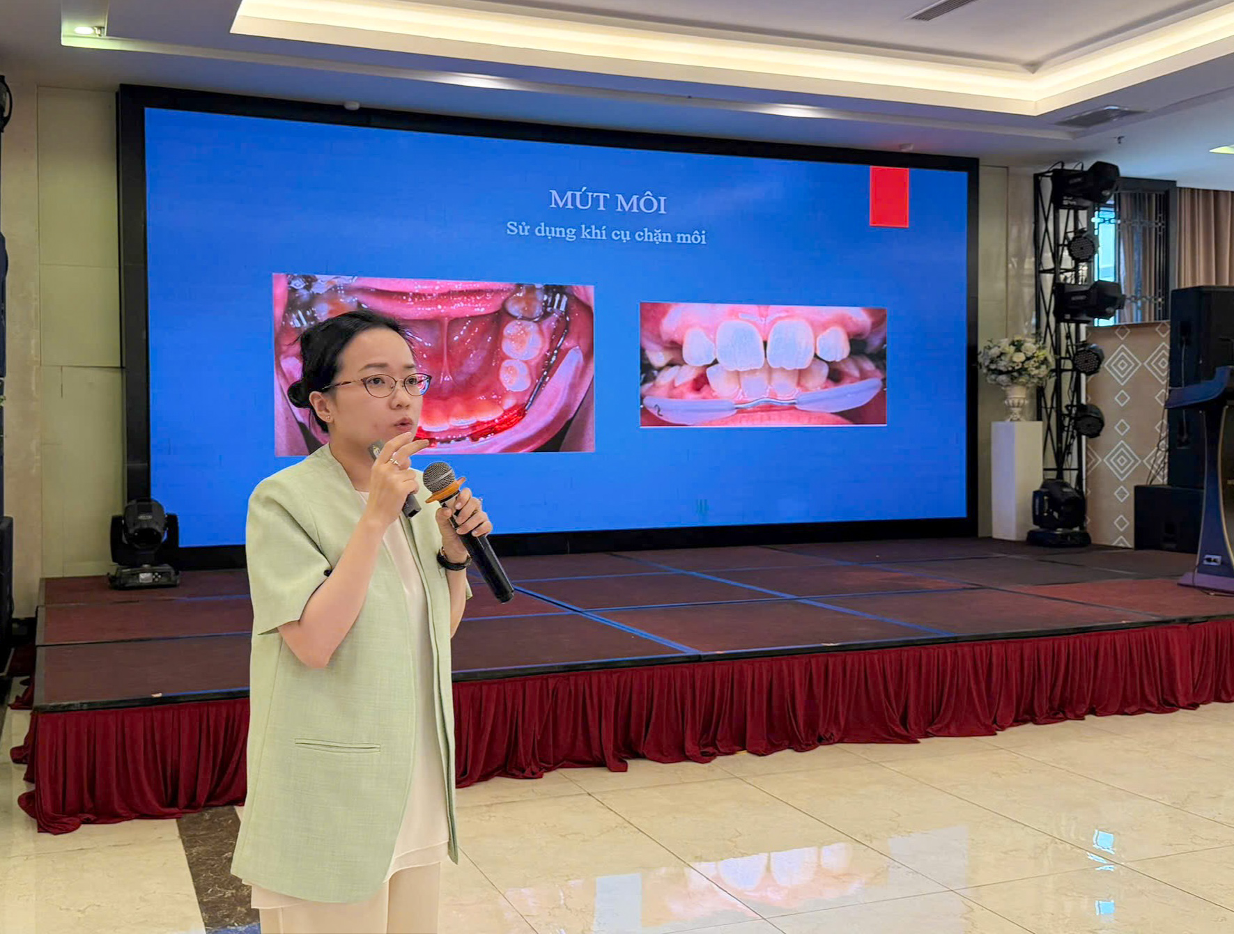 Các giảng viên của Bệnh viện đang trình bày về các kiến thức chăm sóc sức khỏe răng miệng